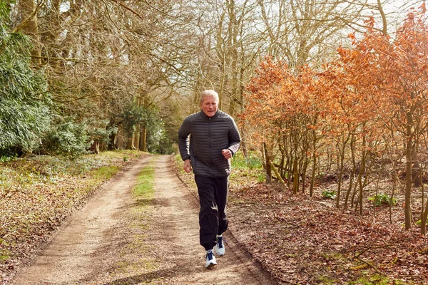 Sorrindo Homem Sênior Que Corre Campo Outono Que Exercita Durante — Fotografia de Stock