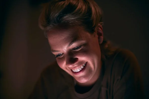 Mulher Sorridente Com Rosto Iluminado Por Tela Tablet Digital Noite — Fotografia de Stock