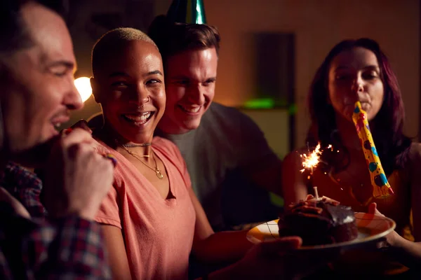 Grupo Amigos Reúnen Para Celebrar Cumpleaños Las Mujeres Casa Sorprendiéndola — Foto de Stock