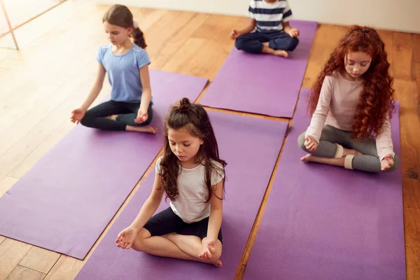 Grupp Barn Som Sitter Motion Mats Och Mediterar Yoga Studio — Stockfoto