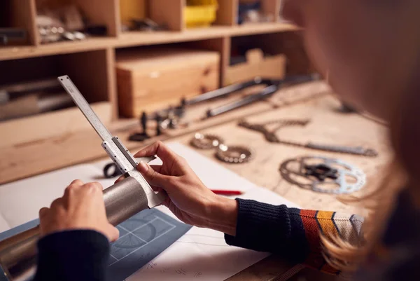 Diseñadora Femenina Taller Mirando Los Componentes Para Marco Bicicleta Bambú — Foto de Stock