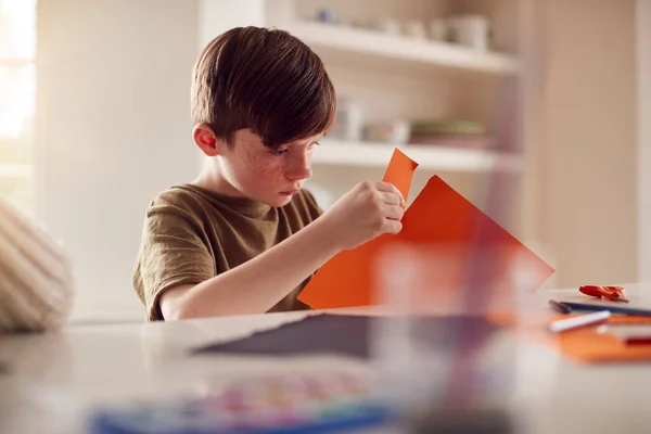 Jongen Thuis Hebben Plezier Maken Halloween Decoraties — Stockfoto