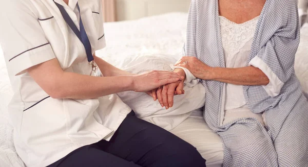 Close Médico Feminino Fazendo Visita Domiciliar Mulher Sênior Para Verificação — Fotografia de Stock