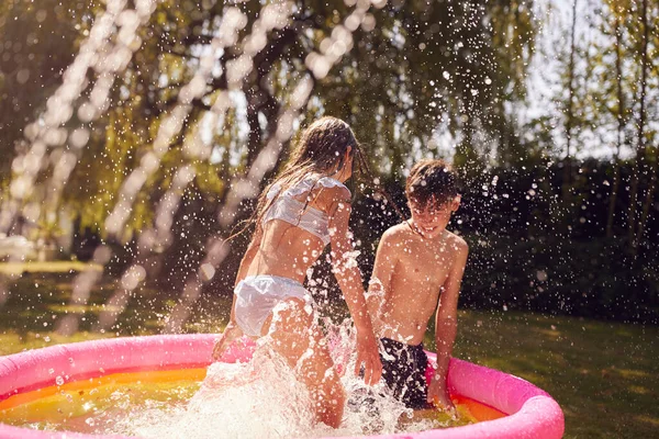 Barn Bär Simning Kostymer Kul Trädgården Leka Vatten Från Garden — Stockfoto