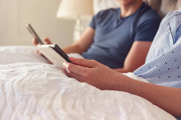Close Couple Home Bed Menggunakan Tablet Digital Dan Telepon Seluler — Stok Foto