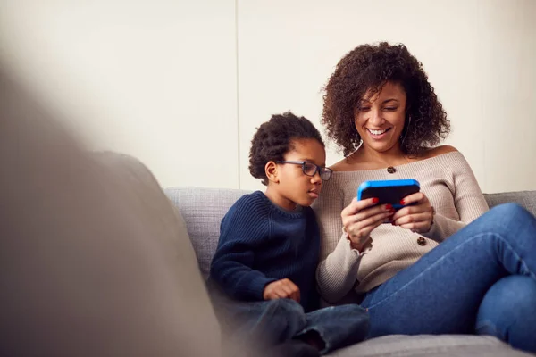 Madre Hijo Sentados Sofá Casa Jugando Juntos Juego Computadora Dispositivo —  Fotos de Stock