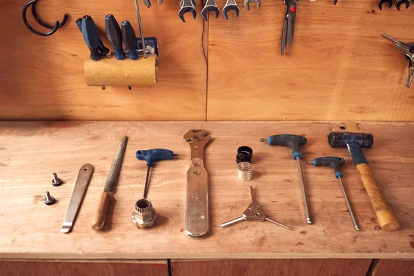 Gros Plan Des Outils Menuiserie Sur Établi Dans Atelier — Photo