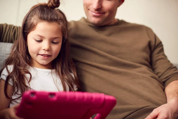 Vader Dochter Zitten Bank Thuis Spelen Samen Digitale Tablet Roze — Stockfoto