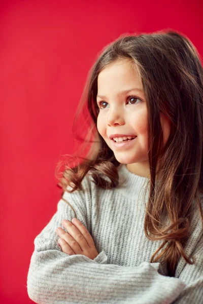 Retrato Menina Com Braços Dobrados Contra Fundo Estúdio Vermelho Sorrindo — Fotografia de Stock