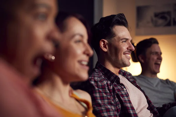 Groupe Amis Assis Sur Canapé Maison Regarder Télévision Soirée Détendre — Photo