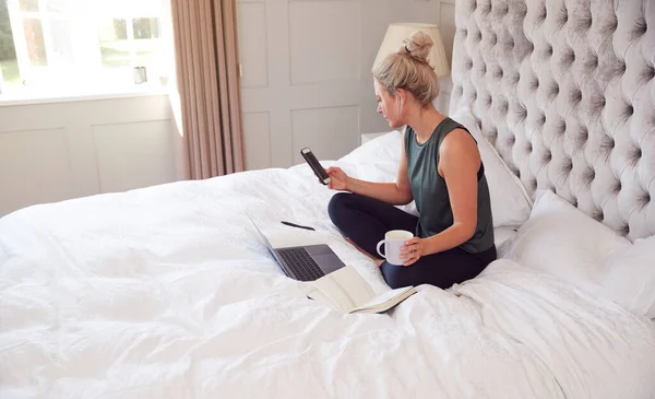 Empresária Sentada Cama Com Laptop Telefone Celular Trabalhando Casa Durante — Fotografia de Stock