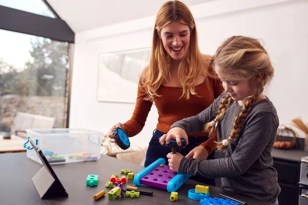 Mãe Com Filha Brincando Com Engenharia Kit Construção Juntos Casa — Fotografia de Stock