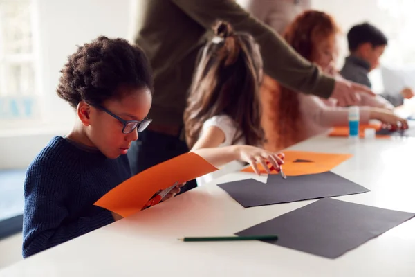 Groupe Enfants Maison Avec Des Parents Qui Amusent Faire Artisanat Image En Vente