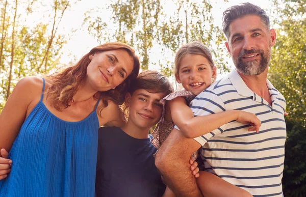 Retrato Familia Sonriente Jardín Verano Con Padre Dando Paseo Cuestas Fotos de stock