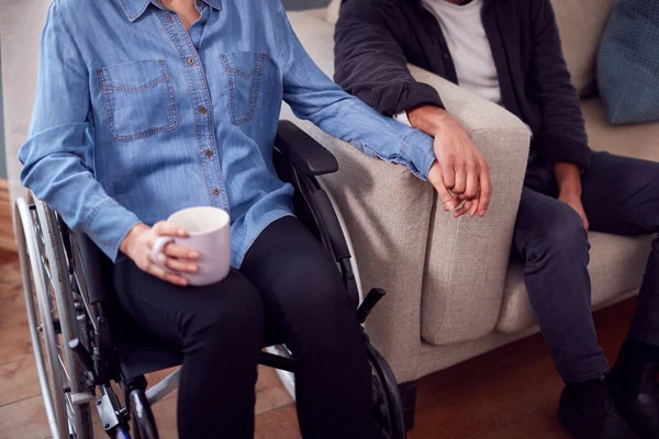 Acercamiento Pareja Casa Con Mujer Discapacitada Silla Ruedas Sosteniendo Las — Foto de Stock