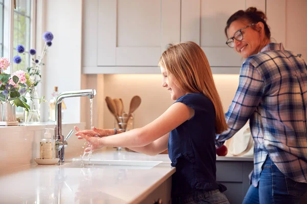 Mor Med Dotter Tvätta Händerna Med Tvål Hemma För Att — Stockfoto