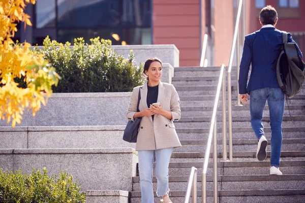 Empresario Mujer Negocios Que Viajan Aire Libre Pasando Pasos Camino —  Fotos de Stock