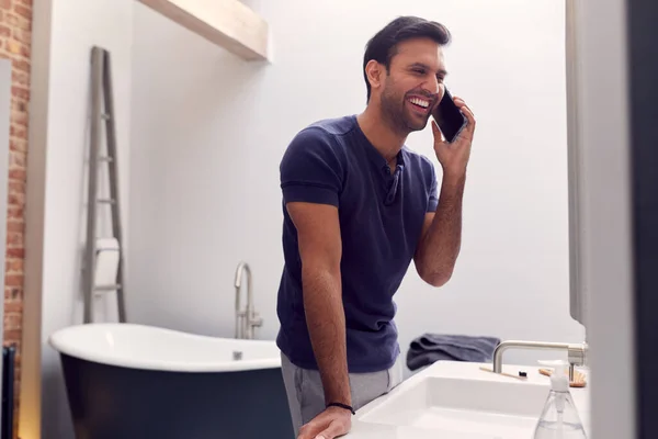 Hombre Usando Pijamas Casa Hablando Por Teléfono Móvil Baño Moderno — Foto de Stock