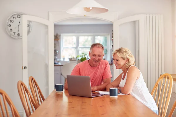 Retired Couple Home Kitchen Using Laptop Shop Online Make Video — Stock Photo, Image