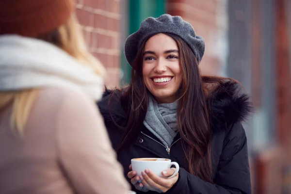 Två Kvinnliga Vänner Möte Sitter Utanför Coffee Shop City High — Stockfoto