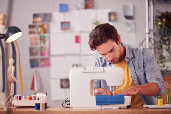 Estudiante Masculino Dueño Negocio Que Trabaja Moda Usando Máquina Coser — Foto de Stock