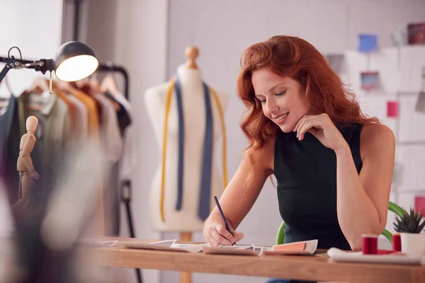 Studente Donna Imprenditore Che Lavora Nei Disegni Disegno Moda Studio — Foto Stock