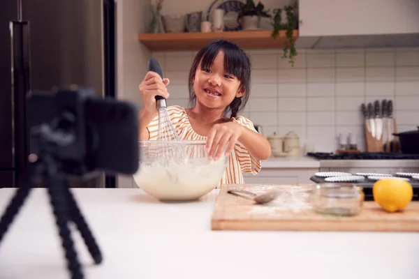 Cep Telefonuyla Video Kaydederken Asyalı Kız Mutfakta Kek Pişiriyor — Stok fotoğraf