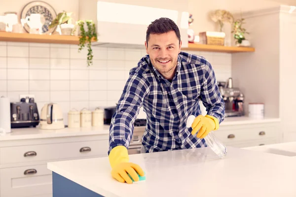 Férfi Portré Otthon Konyhában Csinál Házimunka Takarítás Counter Surface Spray — Stock Fotó