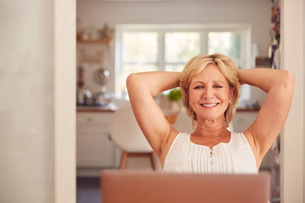 Gepensioneerde Vrouw Thuis Keuken Gelukkig Met Gevoel Van Realisatie Aan — Stockfoto