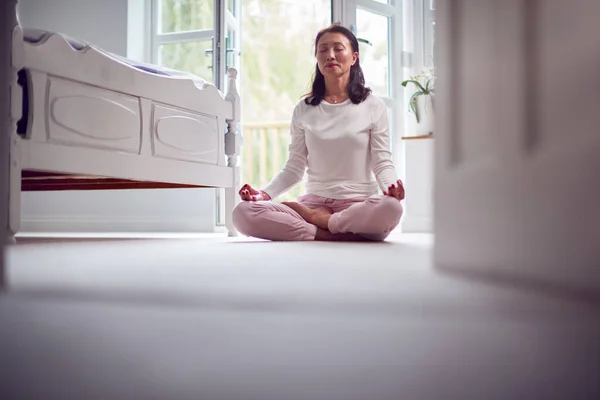 Зріла Азіатська Жінка Piacamas Сидячи Спальня Підлога Meditating Yoga Pose — стокове фото