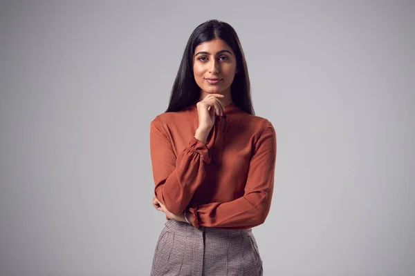 Studio Portret Van Glimlachende Jonge Zakenvrouw Met Kin Rusten Hand — Stockfoto