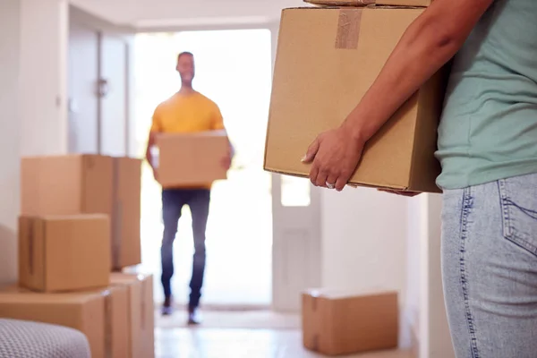 Close Van Paar Dragen Dozen Door Voordeur Van Nieuw Huis — Stockfoto