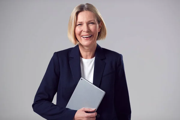 Retrato Estudio Una Mujer Negocios Madura Sonriente Sosteniendo Una Tableta —  Fotos de Stock