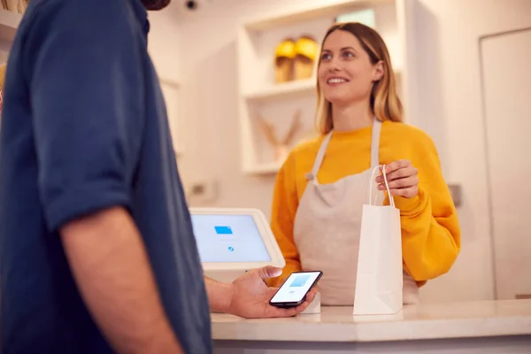 Kvinnliga Småföretagare Accepterar Kontaktlös Betalning Butik Från Kund Med Mobiltelefon — Stockfoto