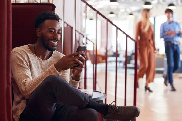 Homme Affaires Assis Par Des Escaliers Dans Bureau Ouvert Moderne — Photo