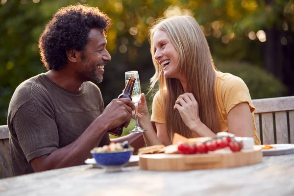 Pareja Madura Celebrando Con Cerveza Champán Mientras Sientan Mesa Jardín — Foto de Stock