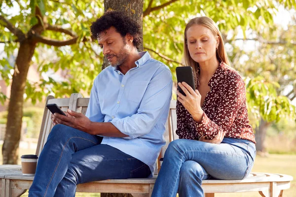 Mature Couple Meeting Outdoor Park Sitting Bench Looking Mobile Phones — Stock Photo, Image