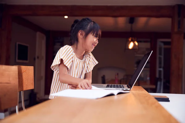 Joven Asiática Chica Casa Escolarización Trabajo Mesa Usando Portátil — Foto de Stock