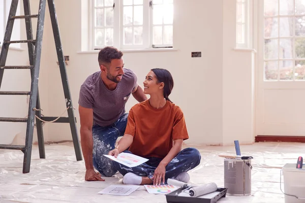 Couple Sitting Floor Paint Chart Ready Decorate New Home — Stock Photo, Image