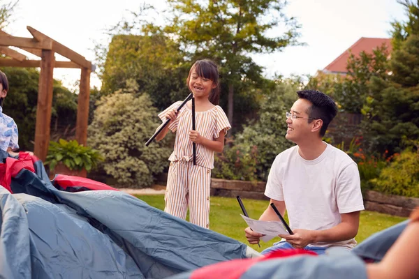 アジアの父と娘がキャンプ旅行のためにテントを張る自宅で庭に一緒に — ストック写真