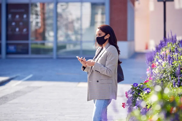 Businesswoman Wearing Mask Walking Office Looking Mobile Phone Health Pandemic — Foto Stock