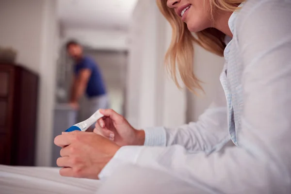 Close Smiling Woman Wearing Pyjamas Bedroom Holding Positive Pregnancy Test — Stock Photo, Image