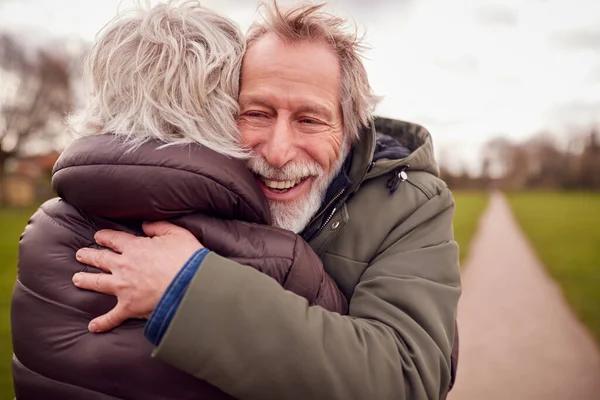 Close Van Liefdevolle Senior Paar Genieten Van Herfst Winter Wandeling — Stockfoto