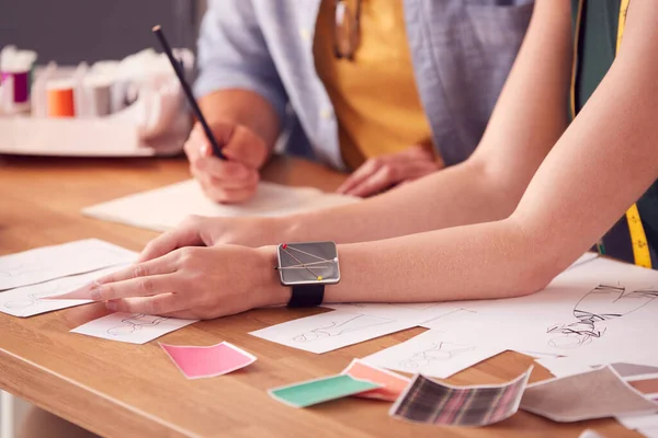 Close Van Mannelijke Vrouwelijke Studenten Ondernemers Die Werken Aan Ontwerpen — Stockfoto