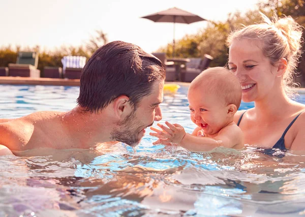 Familia Con Hijo Hija Divirtiéndose Vacaciones Verano Salpicando Piscina Aire — Foto de Stock