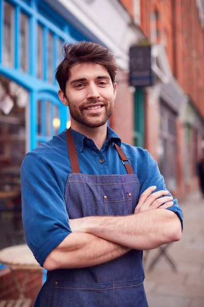 Retrato Del Dueño Masculino Una Pequeña Empresa Usando Delantal Parado —  Fotos de Stock