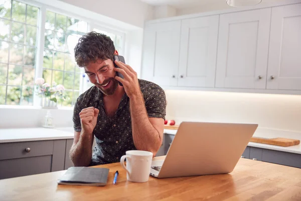 Homme Dans Cuisine Avec Téléphone Portable Travaillant Partir Maison Utilisant — Photo