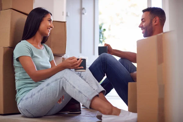 Paar Nemen Van Een Pauze Zitten Vloer Van Nieuw Huis — Stockfoto