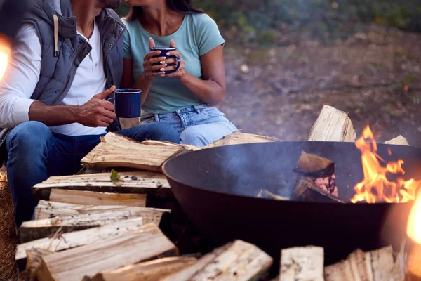 Közelkép Romantikus Pár Camping Máglya Tűz Bowl Forró Italok — Stock Fotó