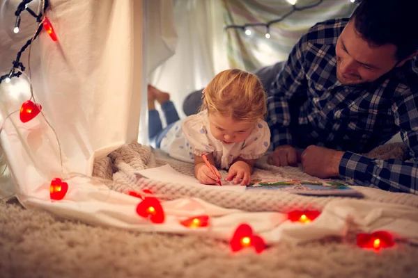 Vater Und Kleine Tochter Zeichnen Bild Selbstgebauten Lager Kinderzimmer Hause — Stockfoto